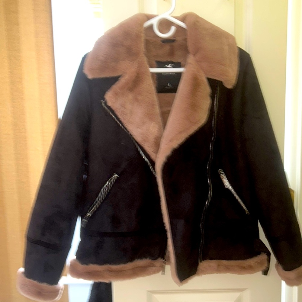 Hollister Swede jacket with faux fur trim. Only worn on 2 occasions.